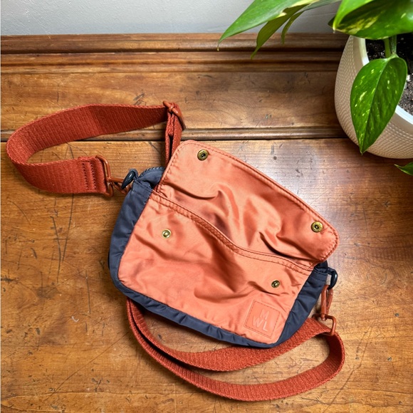 EUC Madewell - The Sport Fanny/Crossbody Bag in Colorblock in Dark Baltic Multi - Picture 5 of 10